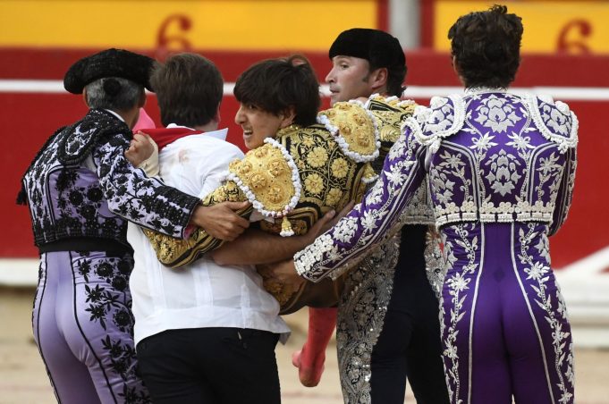 𝐓𝐎𝐑𝐄𝐑𝐎 𝐏𝐄𝐑𝐔𝐀𝐍𝐎 𝐀𝐍𝐃𝐑𝐄́𝐒 𝐑𝐎𝐂𝐀 𝐑𝐄𝐘 𝐂𝐎𝐍 𝐏𝐎𝐋𝐈𝐓𝐑𝐀𝐔𝐌𝐀𝐓𝐈𝐒𝐌𝐎 𝐘 𝐂𝐎𝐍𝐓𝐔𝐒𝐈𝐎𝐍𝐄𝐒 𝐄𝐍 𝐄𝐒𝐏𝐀𝐍̃𝐀