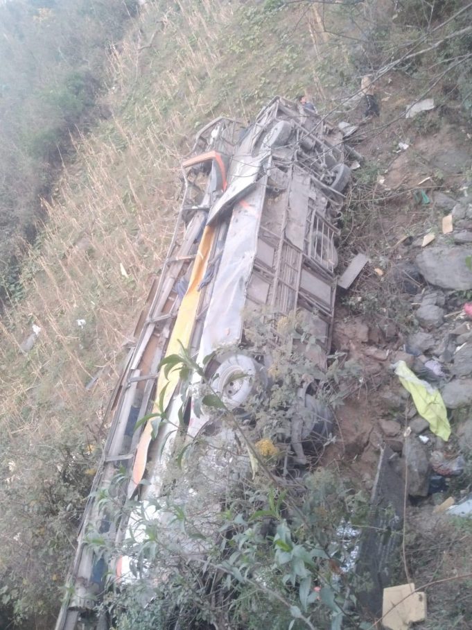 𝟏𝟓 𝐌𝐔𝐄𝐑𝐓𝐎𝐒 𝐘 𝟐𝟎 𝐇𝐄𝐑𝐈𝐃𝐎𝐒 𝐄𝐒 𝐄𝐋 𝐒𝐀𝐋𝐃𝐎 𝐃𝐄 𝐋𝐀 𝐕𝐎𝐋𝐂𝐀𝐃𝐔𝐑𝐀 𝐃𝐄 𝐔𝐍 𝐎́𝐌𝐍𝐈𝐁𝐔𝐒 𝐐𝐔𝐄 𝐒𝐄 𝐃𝐈𝐑𝐈𝐆𝐈́𝐀 𝐃𝐄 𝐓𝐀𝐑𝐀𝐏𝐎𝐓𝐎 𝐀 𝐋𝐀 𝐂𝐈𝐔𝐃𝐀𝐃 𝐃𝐄 𝐓𝐔𝐌𝐁𝐄𝐒.