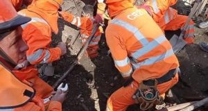 TRES OBREROS SE SALVAN DE MORIR TRAS DERRUMBE EN ASFALTADO DE LA CARRETERA HUÁNUCO-LA UNIÓN.