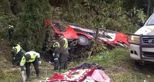 BOLIVIA : 20 PERSONAS MUEREN Y 18 HERIDAS, TRAS EL DESPISTE DE UN BUS DE LA EMPRESA LA VELOZ DEL CHACO