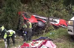 BOLIVIA : 20 PERSONAS MUEREN Y 18 HERIDAS, TRAS EL DESPISTE DE UN BUS DE LA EMPRESA LA VELOZ DEL CHACO