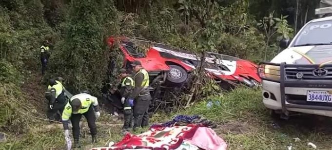 BOLIVIA : 20 PERSONAS MUEREN Y 18 HERIDAS, TRAS EL DESPISTE DE UN BUS DE LA EMPRESA LA VELOZ DEL CHACO