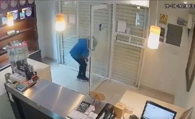 MÉXICO: DELINCUENTE INGRESO A ROBAR Y TERMINÓ ENCERRADO (VIDEO)