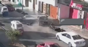 Auto atropelló a hombre en Cajamarca. (Video)