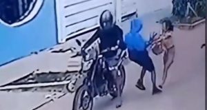 PIURA: ESCOLAR FUE ARRASTRADA Y LANZADA EL PISO POR DELINCUENTES QUE LE ROBARON SU CELULAR (video)