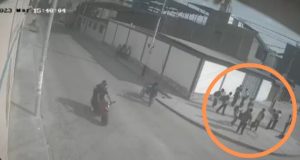 𝐏𝐈𝐔𝐑𝐀: 𝐄𝐒𝐂𝐎𝐋𝐀𝐑 𝐅𝐔𝐄 𝐀𝐒𝐄𝐒𝐈𝐍𝐀𝐃𝐎 𝐀 𝐏𝐔𝐍̃𝐀𝐋𝐀𝐃𝐀𝐒 𝐏𝐎𝐑 𝐔𝐍𝐎 𝐃𝐄 𝐒𝐔𝐒 𝐂𝐎𝐌𝐏𝐀𝐍̃𝐄𝐑𝐎𝐒 𝐂𝐔𝐀𝐍𝐃𝐎 𝐒𝐀𝐋𝐈́𝐀 𝐃𝐄𝐋 𝐂𝐎𝐋𝐄𝐆𝐈𝐎.