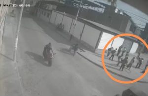 𝐏𝐈𝐔𝐑𝐀: 𝐄𝐒𝐂𝐎𝐋𝐀𝐑 𝐅𝐔𝐄 𝐀𝐒𝐄𝐒𝐈𝐍𝐀𝐃𝐎 𝐀 𝐏𝐔𝐍̃𝐀𝐋𝐀𝐃𝐀𝐒 𝐏𝐎𝐑 𝐔𝐍𝐎 𝐃𝐄 𝐒𝐔𝐒 𝐂𝐎𝐌𝐏𝐀𝐍̃𝐄𝐑𝐎𝐒 𝐂𝐔𝐀𝐍𝐃𝐎 𝐒𝐀𝐋𝐈́𝐀 𝐃𝐄𝐋 𝐂𝐎𝐋𝐄𝐆𝐈𝐎.