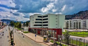 CUSCO: SEPARAN A DOCENTE QUE AGREDIÓ A ESTUDIANTE UNIVERSITARIO E INSULTÓ A DUEÑA DE LIBRERÍA (video)