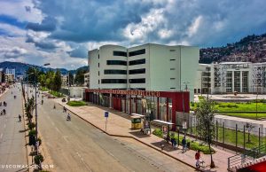 CUSCO: SEPARAN A DOCENTE QUE AGREDIÓ A ESTUDIANTE UNIVERSITARIO E INSULTÓ A DUEÑA DE LIBRERÍA (video)