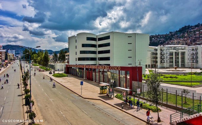 CUSCO: SEPARAN A DOCENTE QUE AGREDIÓ A ESTUDIANTE UNIVERSITARIO E INSULTÓ A DUEÑA DE LIBRERÍA (video)