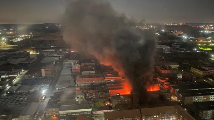 TRAGEDIA EN SUDÁFRICA: MÁS DE 70 MUERTOS EN INCENDIO DE UN EDIFICIO EN JOHANNESBURGO
