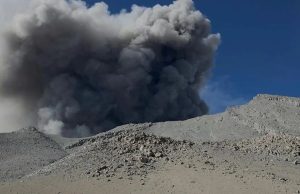 EL VOLCAN UBINAS REGISTRO UNA NUEVA EXPLOSION CON EMISIONES DE CENIZAS QUE ALCANZARON 2 500 METROS