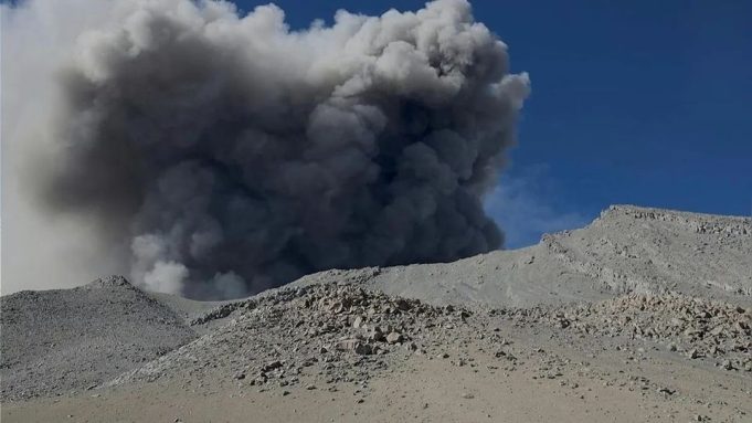 EL VOLCAN UBINAS REGISTRO UNA NUEVA EXPLOSION CON EMISIONES DE CENIZAS QUE ALCANZARON 2 500 METROS