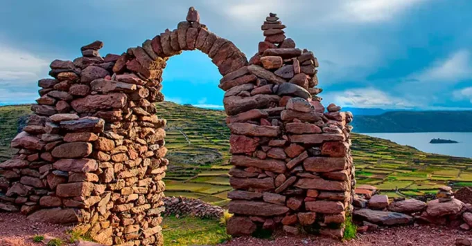 PUNO: HALLAN POSIBLES TUMBAS PREINCAS EN LA ISLA AMANTANÍ EN EL LAGO TITICACA