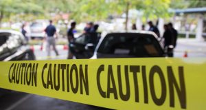 MENOR DE 14 AÑOS MATA A SU MADRE Y HIERE DE GRAVEDAD AL NOVIO DE ELLA EN ESTADOS UNIDOS