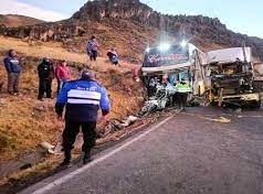 ÁNCASH: CHOQUE ENTRE BUS INTERPROVINCIAL Y TRÁILER DEJÓ DOS MUERTOS EN LA VÍA PATIVILCA-HUARAZ.