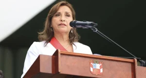 MOCIÓN DE VACANCIA CONTRA DINA BOLUARTE FUE ARCHIVADA TRAS RETIRO DE FIRMA DE ELVIS VERGARA Y RAÚL DOROTEO.