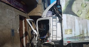 BAMBAMARCA: DOS PERSONAS HERIDAS DE GRAVEDAD TRAS IMPACTAR CAMIÓN CARGADO DE MERCADERÍA