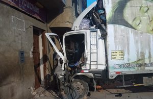 BAMBAMARCA: DOS PERSONAS HERIDAS DE GRAVEDAD TRAS IMPACTAR CAMIÓN CARGADO DE MERCADERÍA