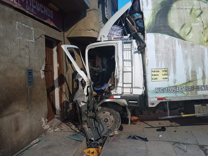 BAMBAMARCA: DOS PERSONAS HERIDAS DE GRAVEDAD TRAS IMPACTAR CAMIÓN CARGADO DE MERCADERÍA