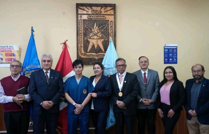 PRIMER PUESTO DE MEDICINA DE LA UNC RECIBE EL PREMIO «LA LUZ «