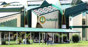 IQUITOS: PROFESORES DE LA UNAP SE CRUCIFICAN EN PROTESTA POR MEJORES CONDICIONES LABORALES (VIDEO)