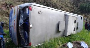 CUSCO: AL MENOS UN MUERTO Y 30 TURISTAS HERIDOS, VARIOS DE ELLOS GRAVES, DEJA ACCIDENTE DE TRÁNSITO