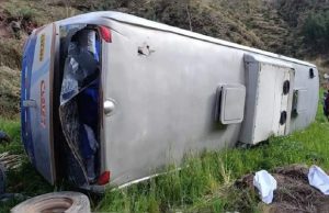 CUSCO: AL MENOS UN MUERTO Y 30 TURISTAS HERIDOS, VARIOS DE ELLOS GRAVES, DEJA ACCIDENTE DE TRÁNSITO