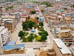 DELINCUENTES ASALTAN Y GOLPEAN SALVAJEMENTE A ESTUDIANTE CUANDO LLEGABA A SU DOMICILIO EN JAÉN.(VIDEO)