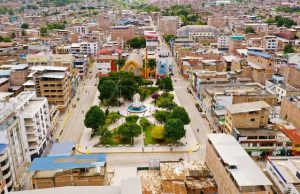 DELINCUENTES ASALTAN Y GOLPEAN SALVAJEMENTE A ESTUDIANTE CUANDO LLEGABA A SU DOMICILIO EN JAÉN.(VIDEO)