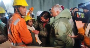 RESCATAN CON ÉXITO A LOS 41 TRABAJADORES ATRAPADOS POR 17 DÍAS EN UN TÚNEL EN LA INDIA