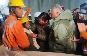 RESCATAN CON ÉXITO A LOS 41 TRABAJADORES ATRAPADOS POR 17 DÍAS EN UN TÚNEL EN LA INDIA