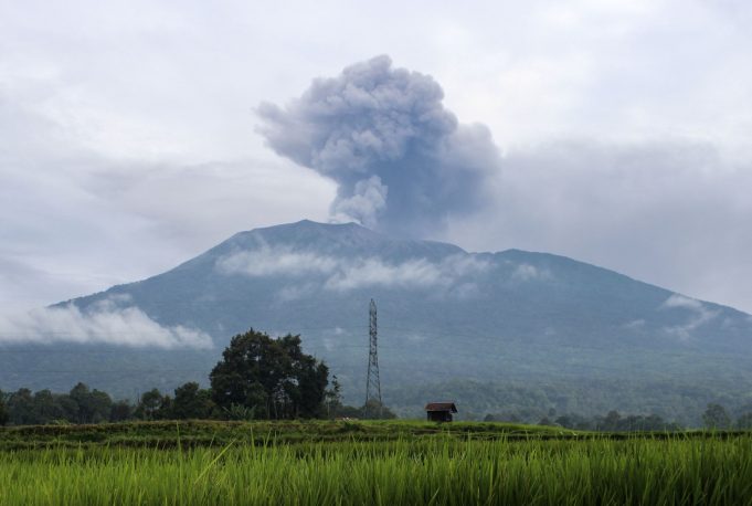 INDONESIA: 11 ALPINISTAS FALLECIDOS TRAS ERUPCIÓN DE VOLCÁN