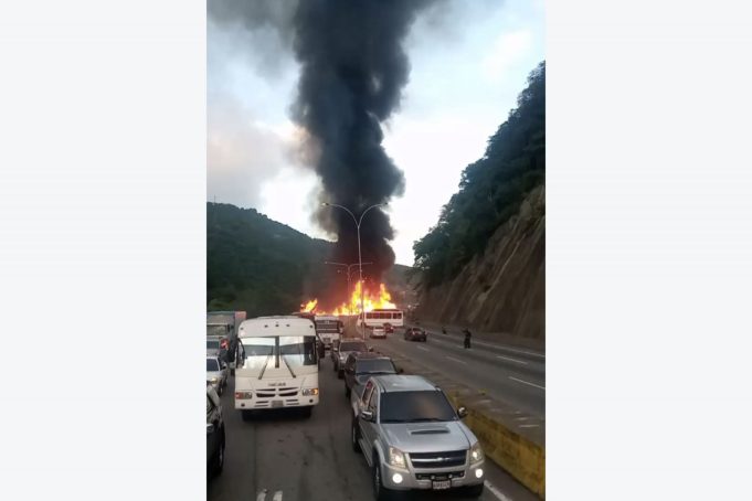 VENEZUELA: MUEREN 8 PERSONAS EN UN ACCIDENTE QUE ALCANZÓ A 17 VEHÍCULOS CERCA DE CARACAS