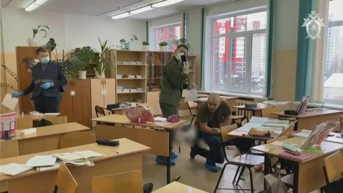 TRAGEDIA EN COLEGIO DE RUSIA, UNA ESCOLAR DE 14 AÑOS MATÓ A TIROS A UNA COMPAÑERA Y LUEGO, SE SUICIDÓ.