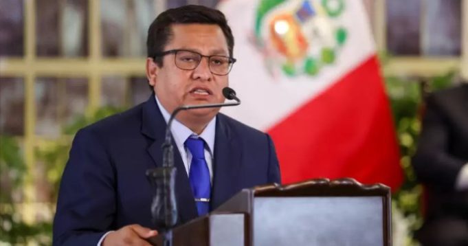 MINISTRO DE SALUD PIDE A FISCAL A LA NACIÓN DAR UN PASO AL COSTADO