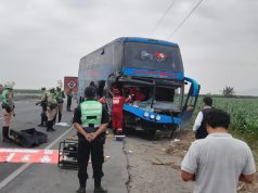 ACCIDENTE EN LA PANAMERICANA NORTE: CHOQUE DE BUS CON TRÁILER DEJA UN MUERTO EN BARRANCA