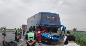 ACCIDENTE EN LA PANAMERICANA NORTE: CHOQUE DE BUS CON TRÁILER DEJA UN MUERTO EN BARRANCA