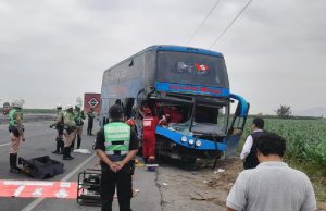 ACCIDENTE EN LA PANAMERICANA NORTE: CHOQUE DE BUS CON TRÁILER DEJA UN MUERTO EN BARRANCA