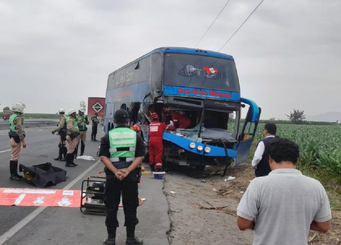 ACCIDENTE EN LA PANAMERICANA NORTE: CHOQUE DE BUS CON TRÁILER DEJA UN MUERTO EN BARRANCA