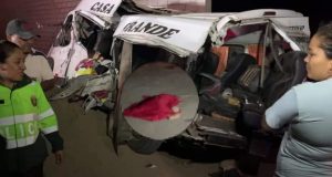 LA LIBERTAD: 5 FALLECIDOS Y 10 HERIDOS DEJO CHOQUE ENTRE MINIVÁN Y CAMION