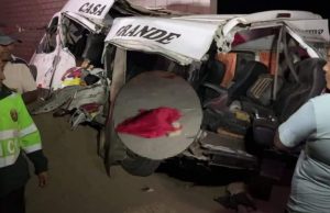 LA LIBERTAD: 5 FALLECIDOS Y 10 HERIDOS DEJO CHOQUE ENTRE MINIVÁN Y CAMION