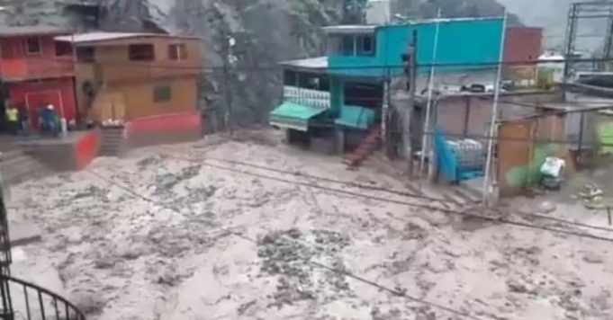 CAÍDA DE HUAICO DEJA 20 VIVIENDAS INHABITABLES Y 3 DISTRITOS PERJUDICADOS EN AREQUIPA.