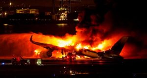 JAPÓN: AVIÓN SE INCENDIA CON 379 PASAJEROS.