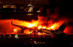 JAPÓN: AVIÓN SE INCENDIA CON 379 PASAJEROS.