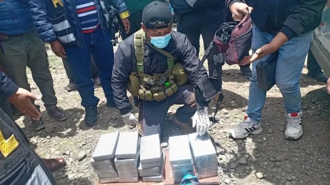 POLICÍA INCAUTA 28 KILOS DE DROGA Y DETIENE A SEIS PERSONAS EN PUNO.