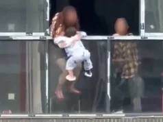 CHINA: LAMENTABLE! MADRE ASESINA A SU PROPIO HIJO DE 3 AÑOS LANZANDOLO DE LA VENTANA DE SU EDIFICIO