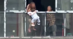 CHINA: LAMENTABLE! MADRE ASESINA A SU PROPIO HIJO DE 3 AÑOS LANZANDOLO DE LA VENTANA DE SU EDIFICIO