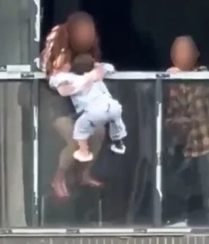 CHINA: LAMENTABLE! MADRE ASESINA A SU PROPIO HIJO DE 3 AÑOS LANZANDOLO DE LA VENTANA DE SU EDIFICIO