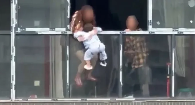 CHINA: LAMENTABLE! MADRE ASESINA A SU PROPIO HIJO DE 3 AÑOS LANZANDOLO DE LA VENTANA DE SU EDIFICIO